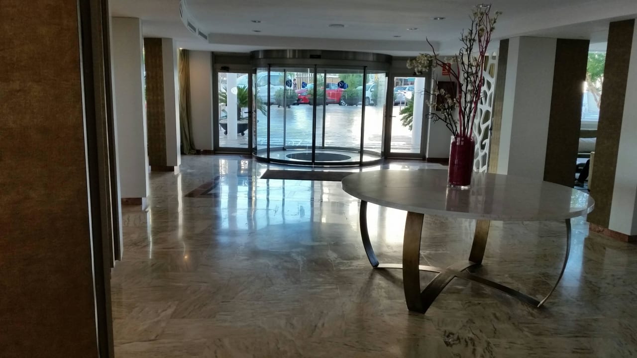 Blick zum Hoteleingang Grupotel Acapulco Playa - Adults Only