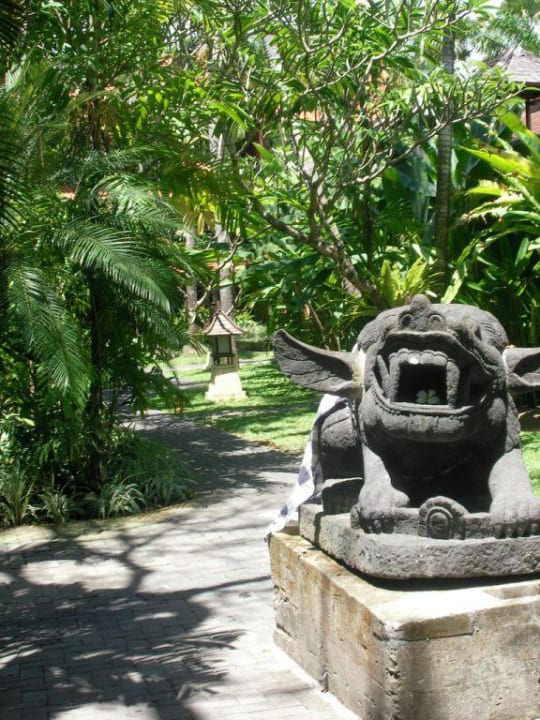 Eine von vielen Steinfiguren in der weitläufigen G Puri Santrian
