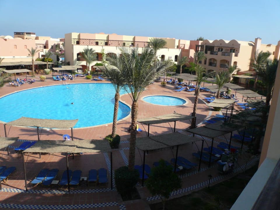 Blick von der Terrasse auf den  Pool Jaz Makadi Saraya Resort