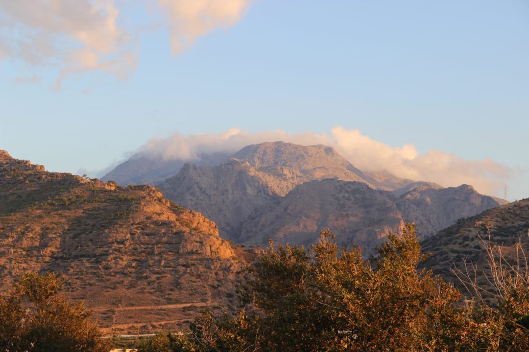 Morgendlicher Ausblick auf die Bergwelt Kretas Hotel South Coast