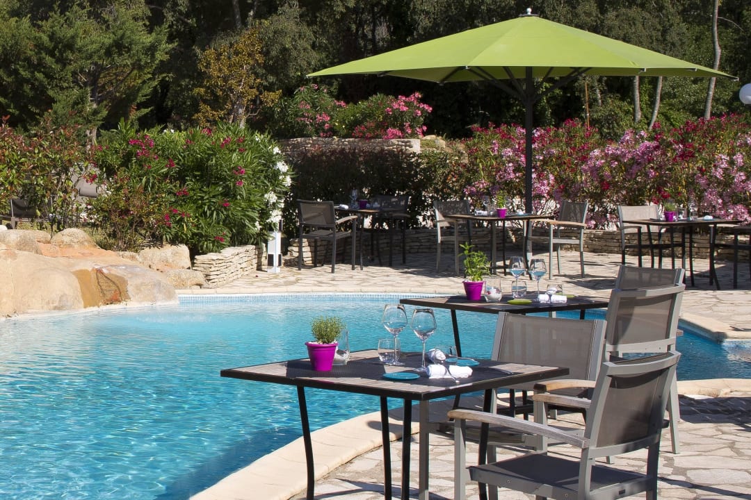 Dining by the pool Hotel Auberge Du Roua