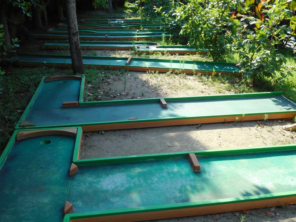 Minigolf etwas versteckt hinter den Hecken Club Grand Aqua