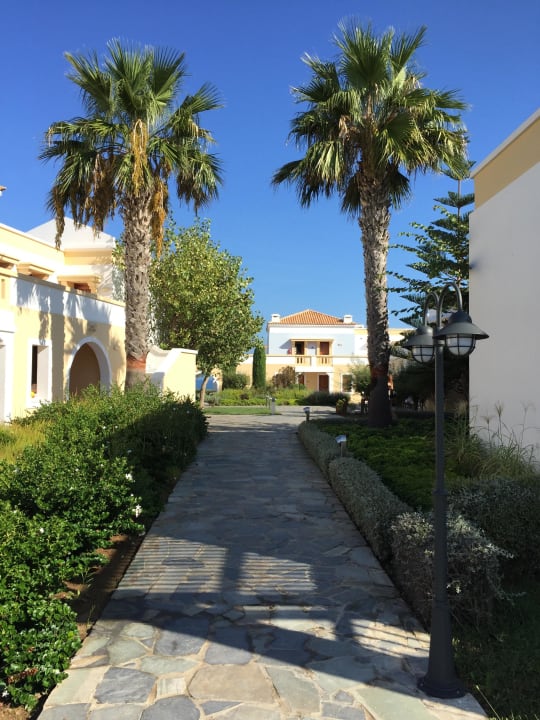 Wege zwischen den Bungalows Neptune Luxury Resort