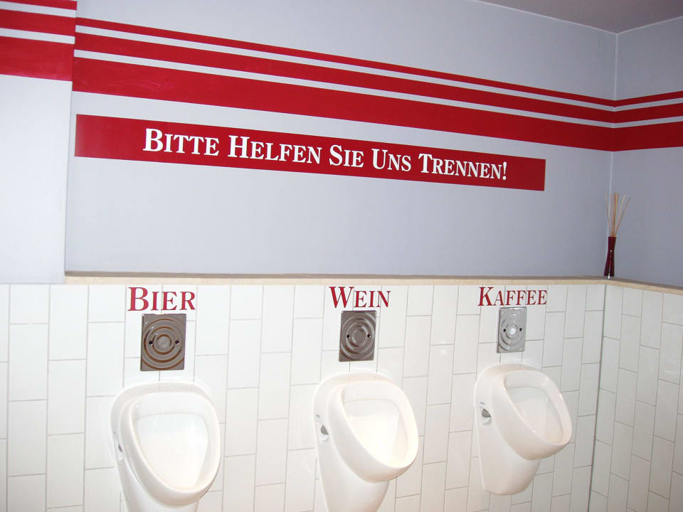 Witziges Detail des Männer WC im Empfangsbereich ibis Styles Leipzig