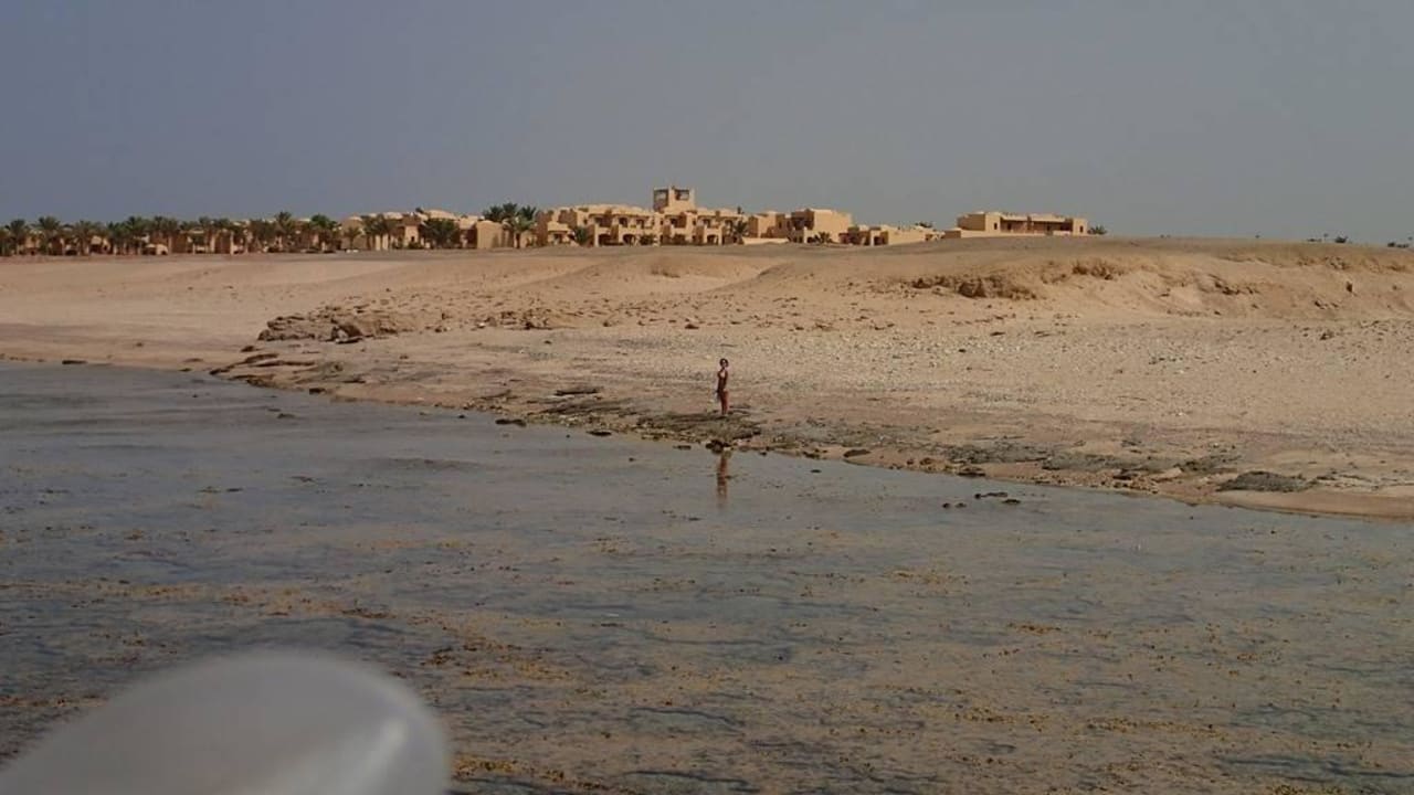 Plaża - widok na sąsiedni hotel Three Corners Sea Beach Resort