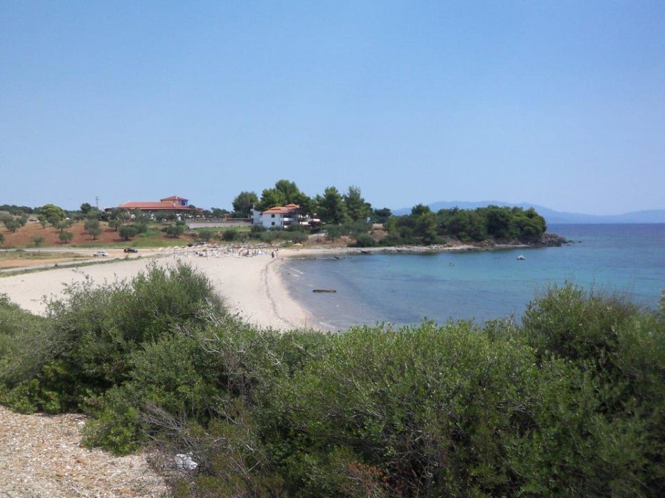 Strand rechts unterhalb des Hotels Blue Dolphin Resort Hotel