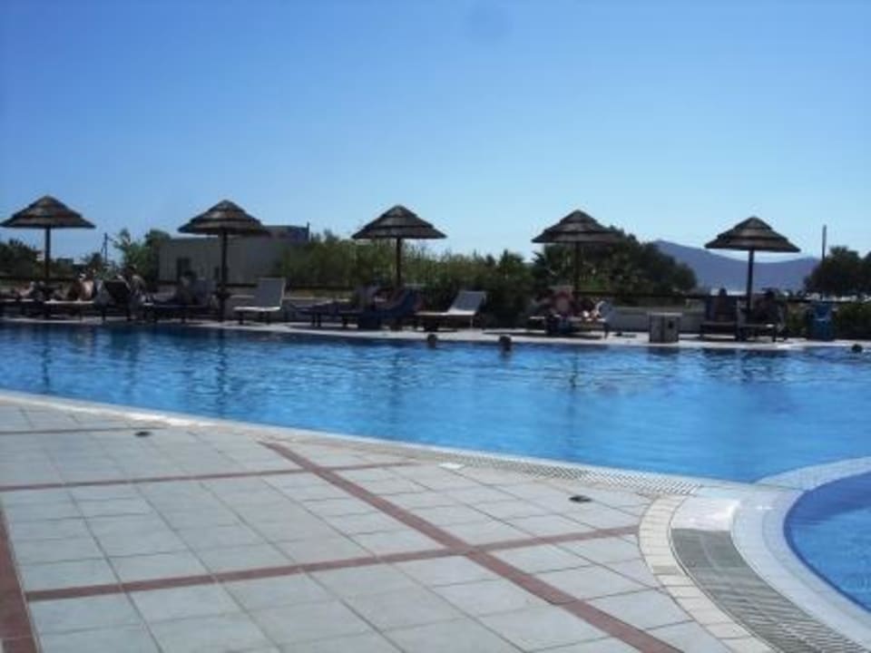 Pool mit Liegen Naxos Resort Beach Hotel