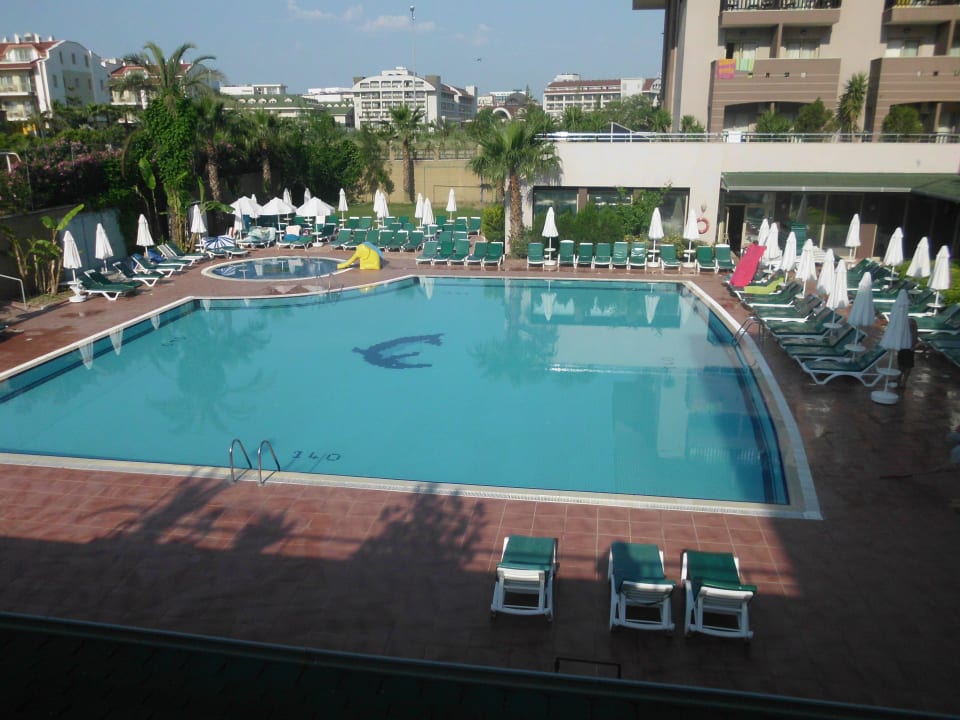 Relaxpool etwas abseits gelegen Hane Family Resort