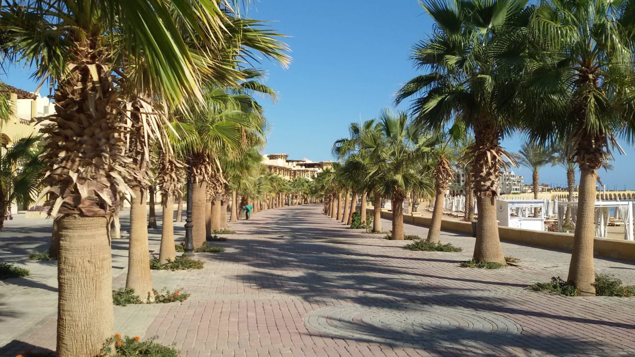 Promenade trennt Strand vom Hotel Kaisol Romance Resort