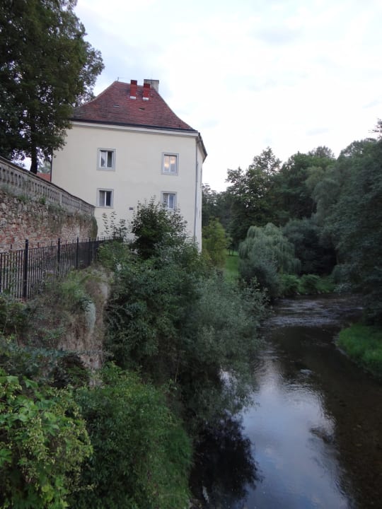 Widok od strony rzeki Hotel Zamek na Skale