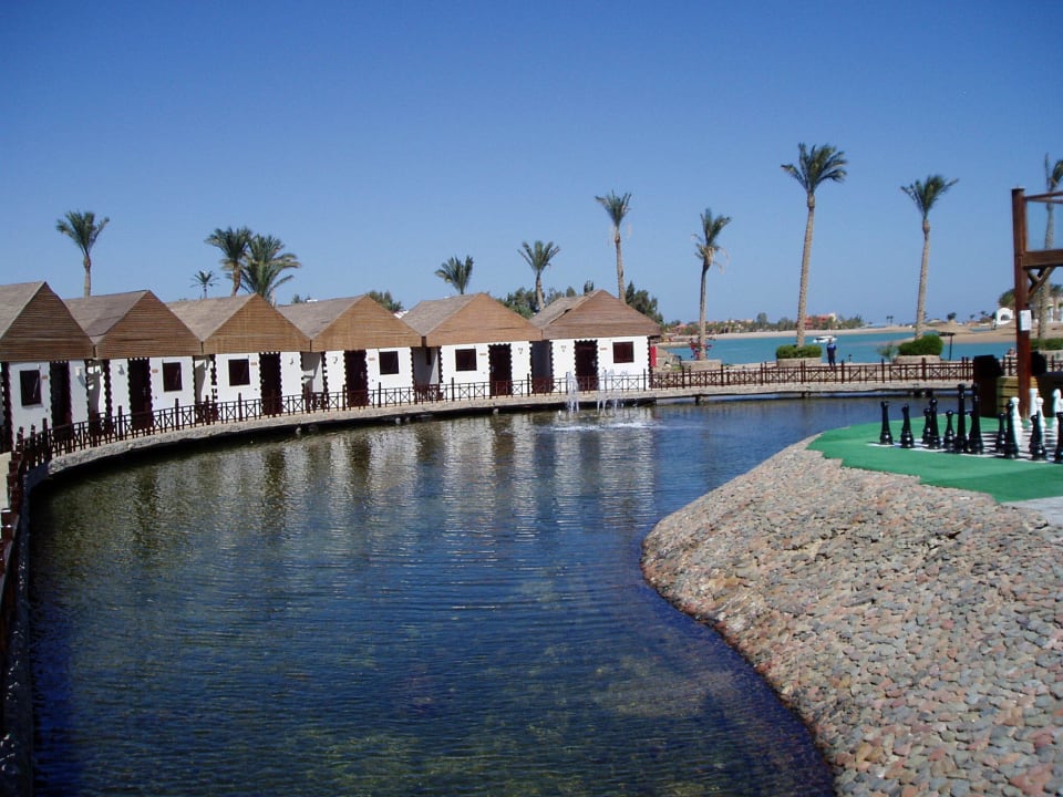 Bungalows mitten im angelegten Teich Panorama Bungalows Resort El Gouna