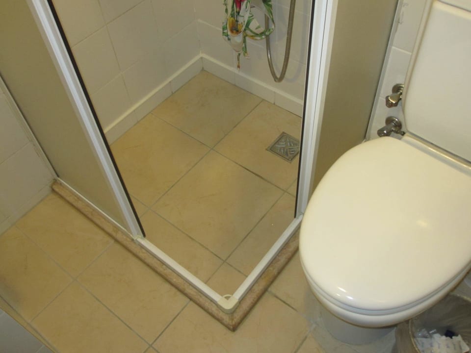 Dusche/WC sehr eng! Parador Beach Hotel