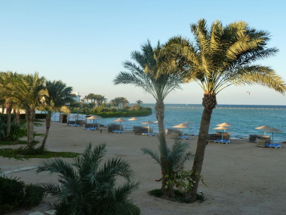 Blick vom Zimmer-Balkon an den Strand Mövenpick Resort & Spa El Gouna