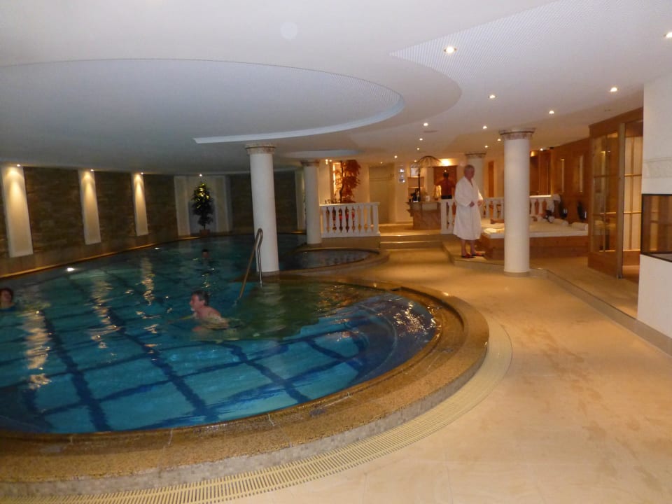 Grosses Schwimmbecken mit Sprudel ZillergrundRock Luxury Mountain Resort