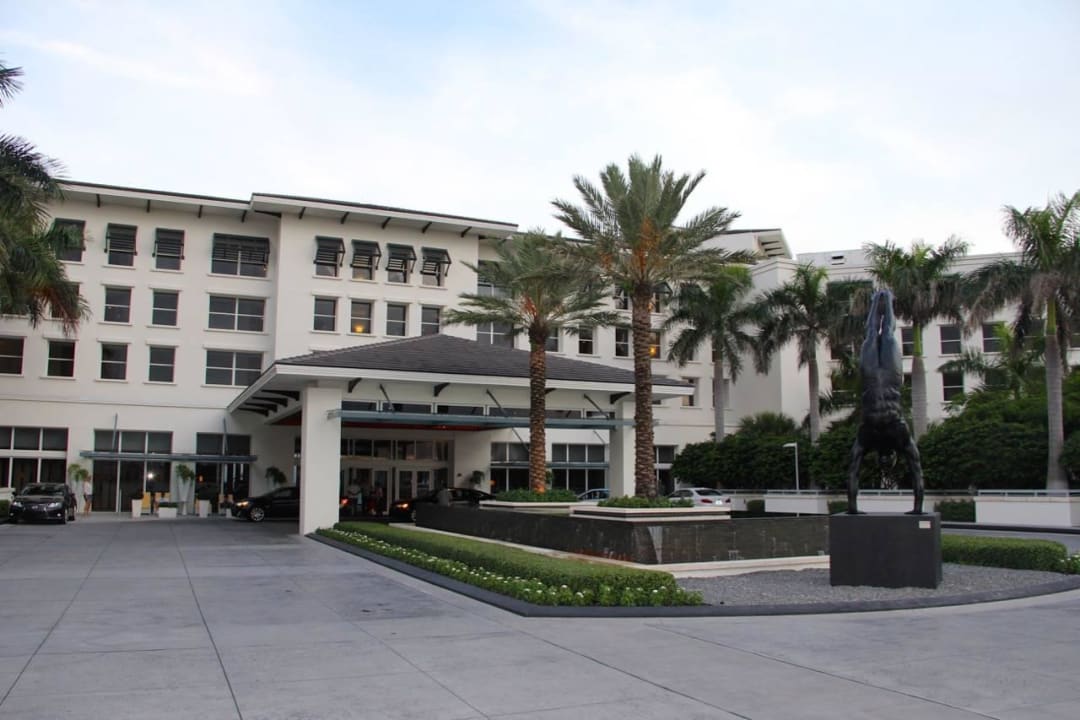 Auffahrt des Boca Beach Club Hotel Boca Beach Club - The Waldorf Astoria Collection