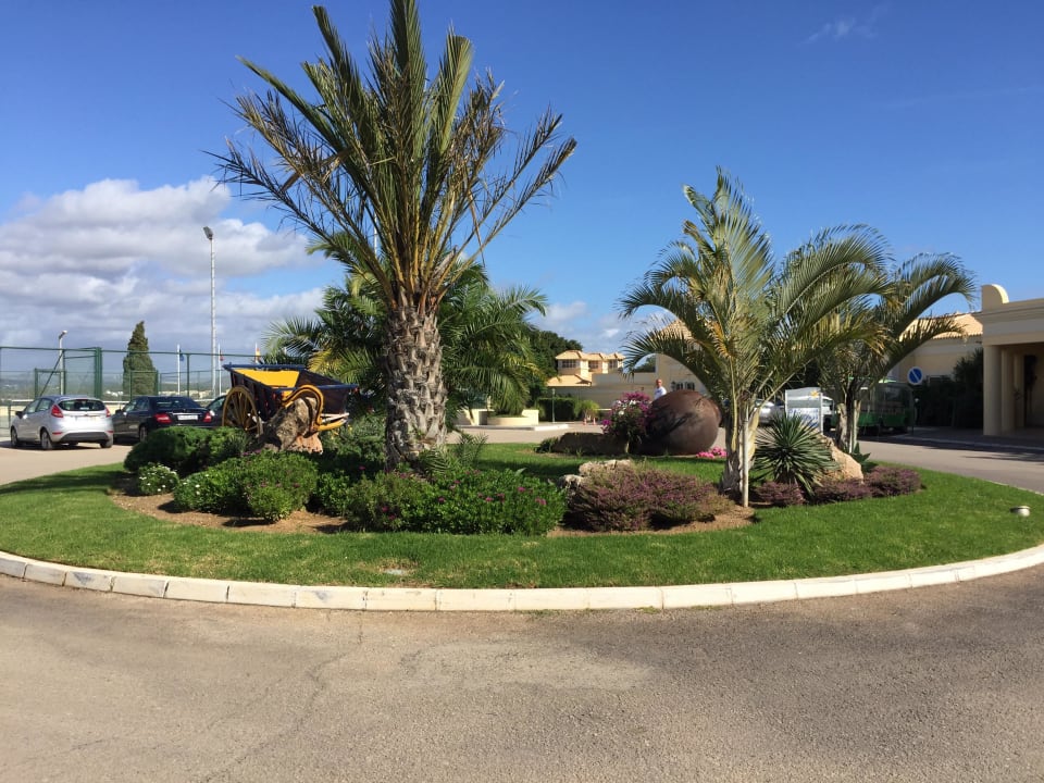 Vor dem Hoteleingang AP Adriana Beach Resort