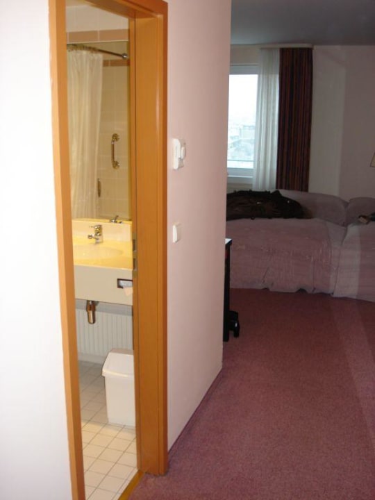 Blick ins Zimmr, wenn man reinkommt Estrel Hotel Berlin