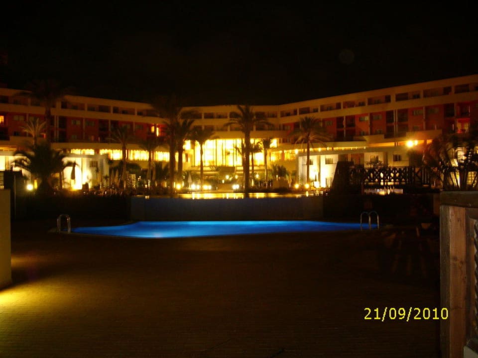 Hotel vom Pool aus bei Nacht Iberostar Waves Gaviotas Park