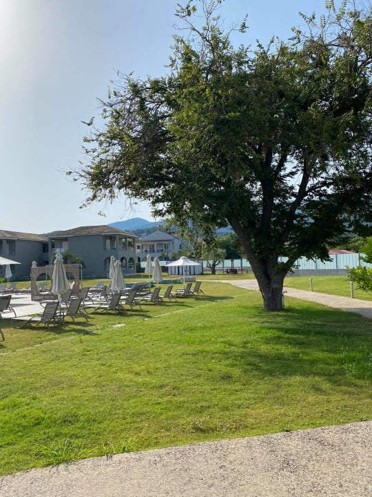 Gartenanlage Acharavi Beach Hotel