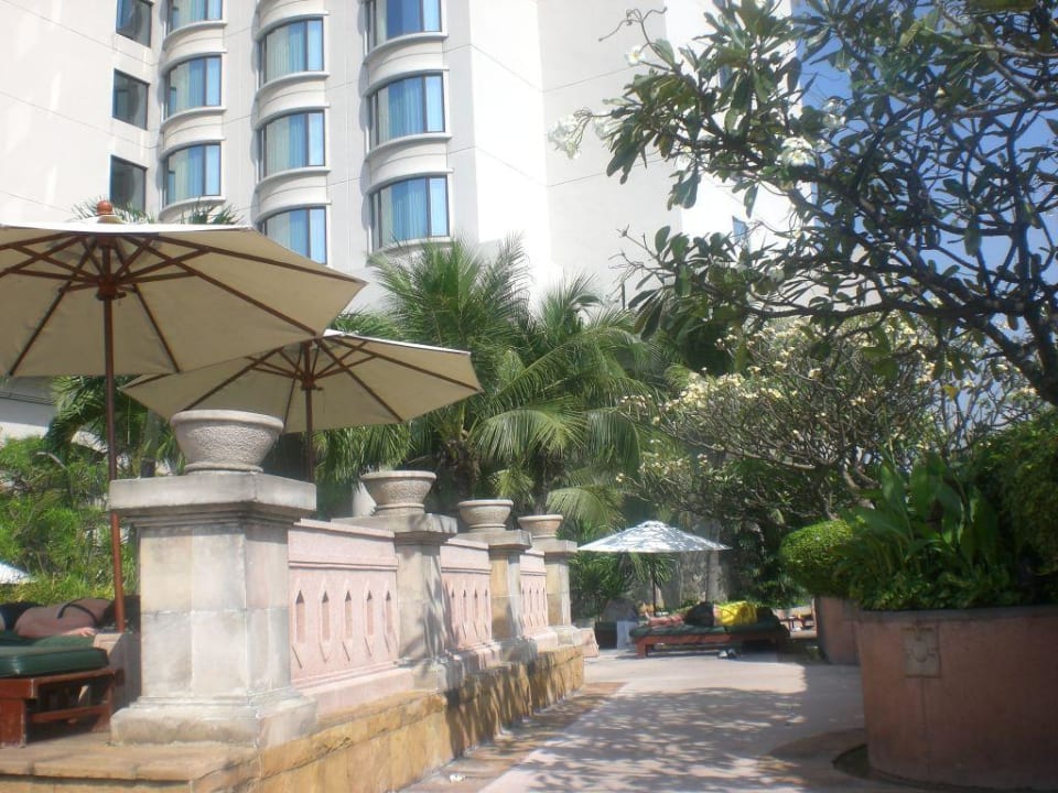 Am Pool Hotel Century Park