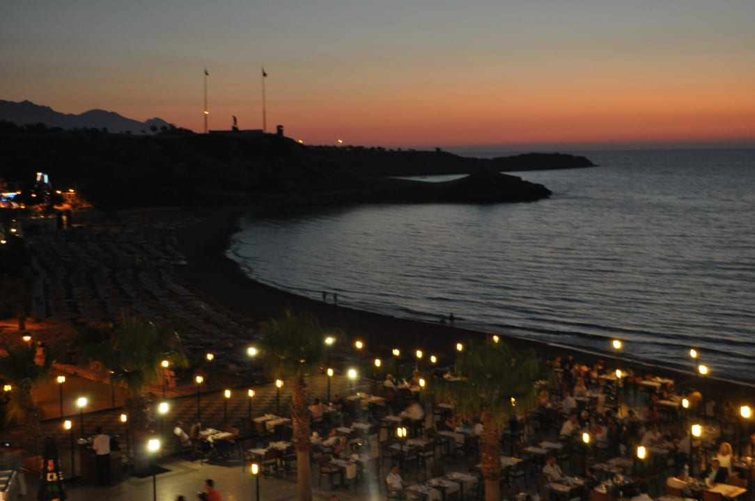 Widok na plaże o zachodzie Acapulco Beach Club & Resort