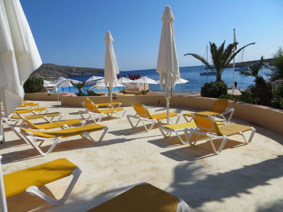 Blick von den Liegen am Pool aufs Meer Comino Hotel & Bungalows