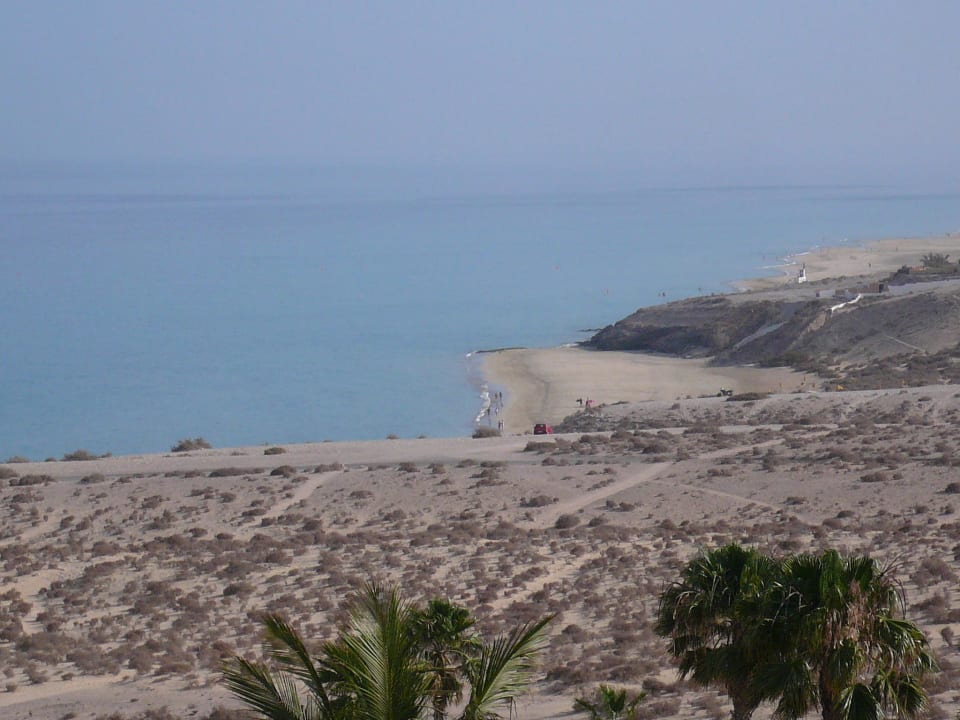 Teil des Strandes vom Hotel aus gesehen H10 Playa Esmeralda - Adults only