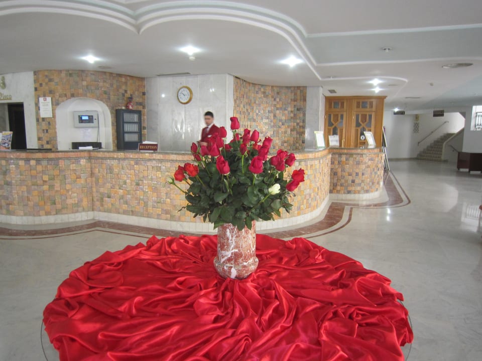 Rote Rosen Hotel El Mouradi Skanes Beach