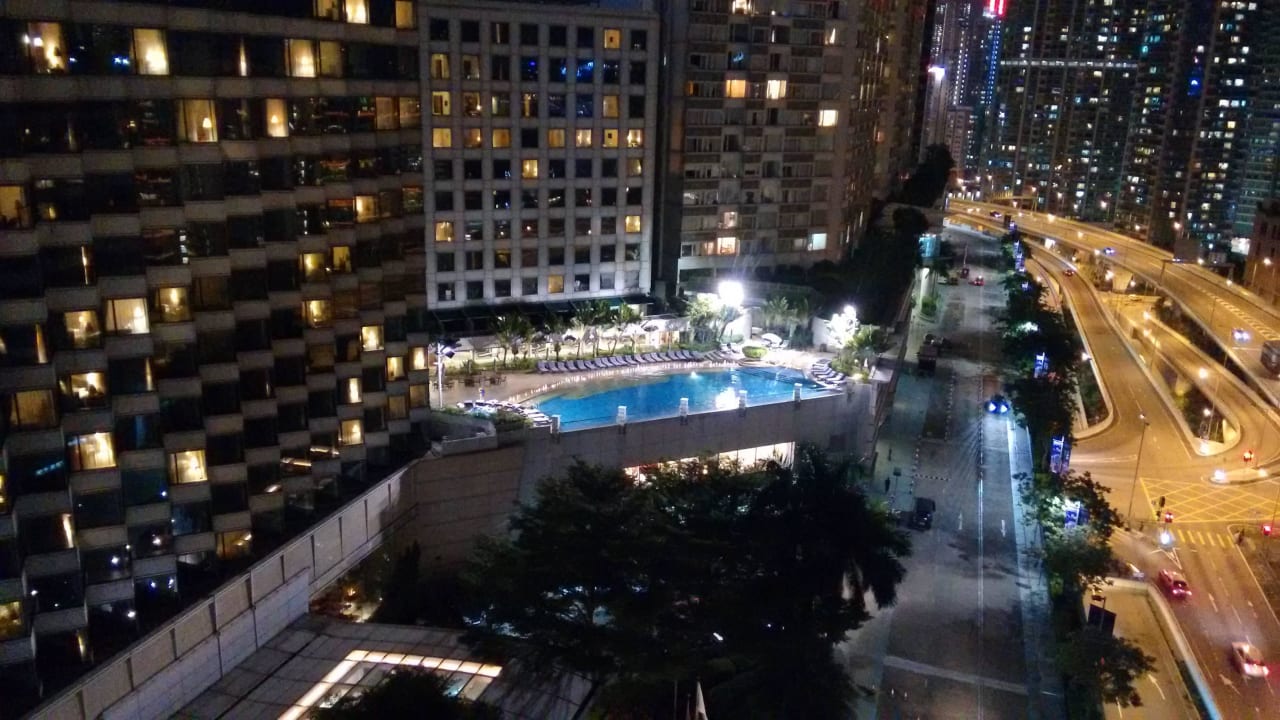 Nächtlicher Blick von der Club Lounge Terrasse Harbour Plaza Metropolis