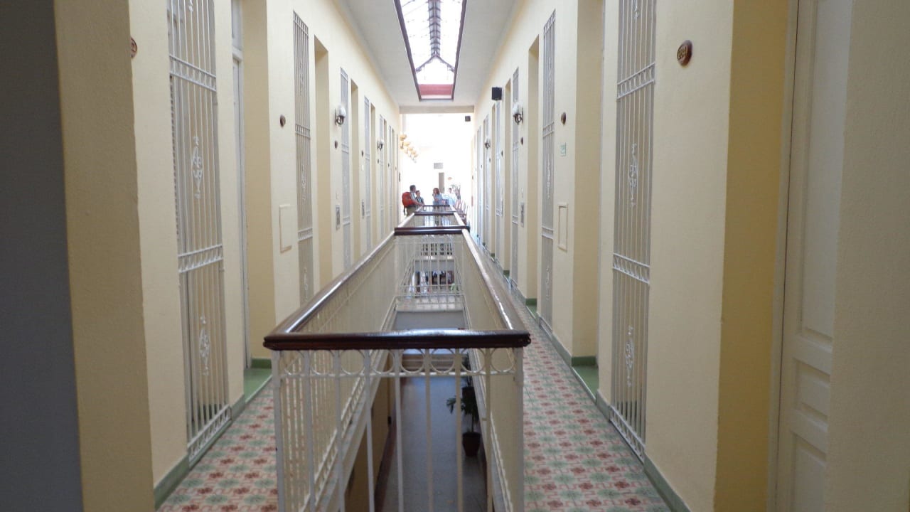 Gang durchs Obergeschoß Hotel Camagüey Colón