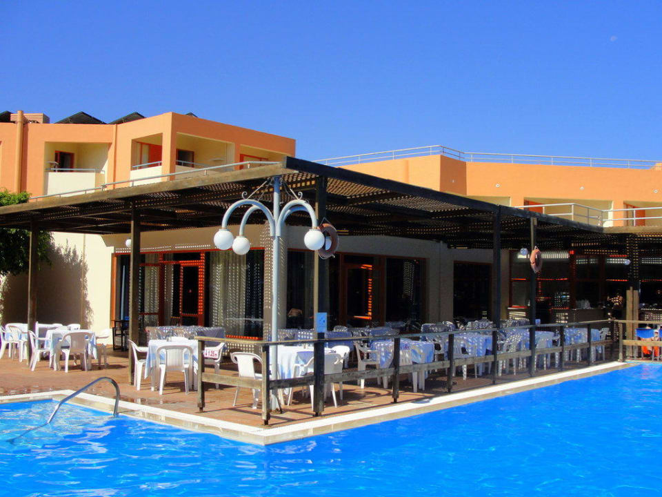 Widok z basenu Rethymno Village