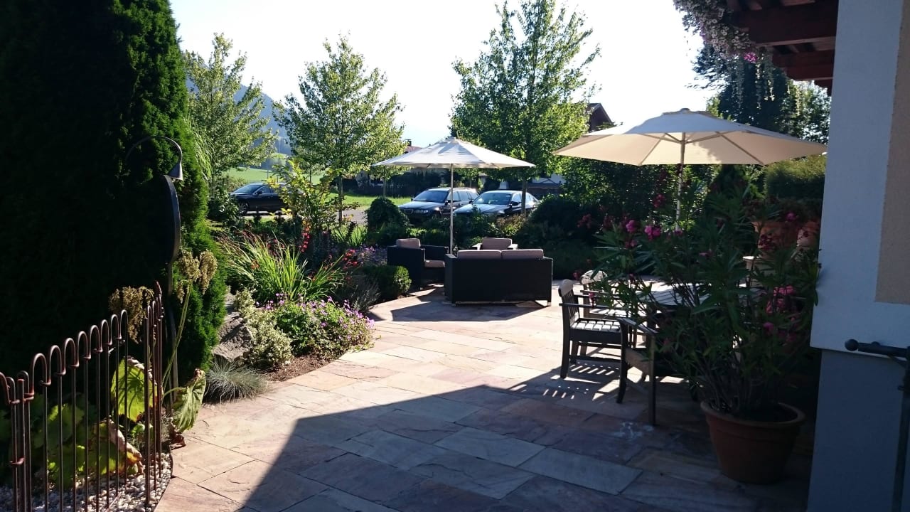 Eingang zur Gartenanlage Hubertus Hotel & Apartments