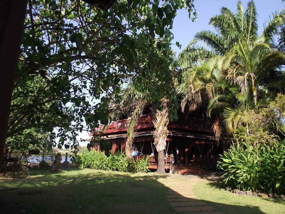 Blick durch den Garten zum Seiteneingang Hotel Terres Rouges Lodge