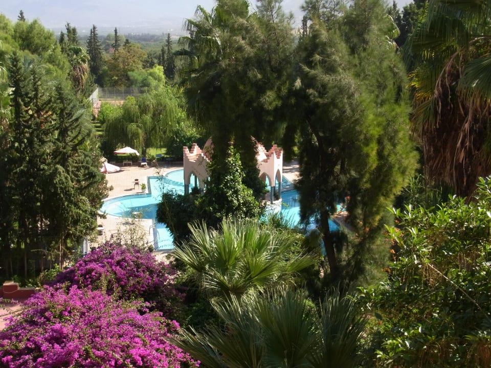 Ausblick vom Balkon zum Pool Hotel Le Tazarkount