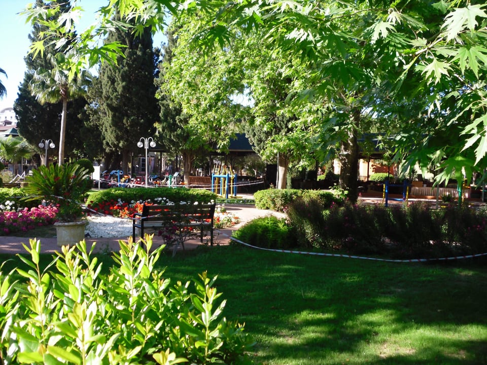Grünanlagen des Hotels Lonicera Resort & Spa Hotel