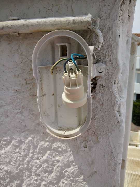 Defekte Lampe auf Hüfthöhe Hotel Marina Club