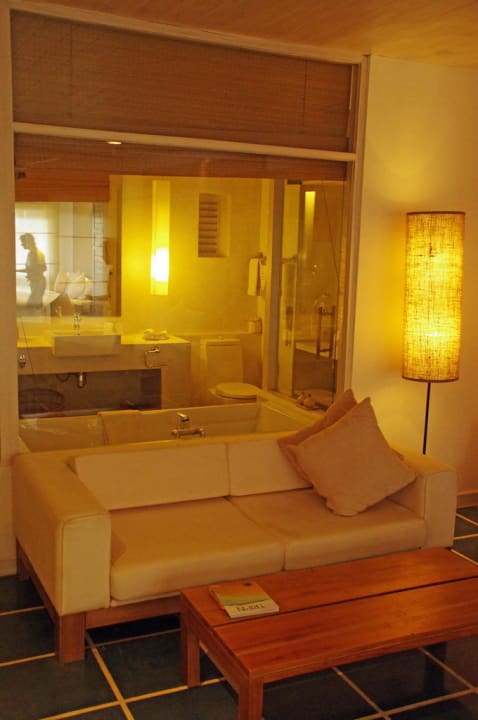 Sofa, dahinter Badezimmer Hotel Jetwing Blue