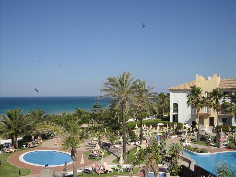 Blick über den Poolbereich zum Atlantik Fuerte Conil-Resort