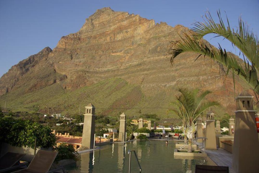 Pool mit Blick auf Berg Hotel Playa Calera