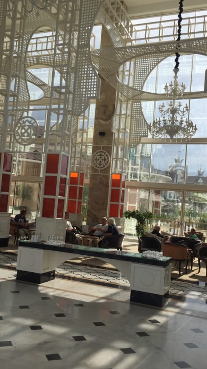 Lobby Well Palace Side