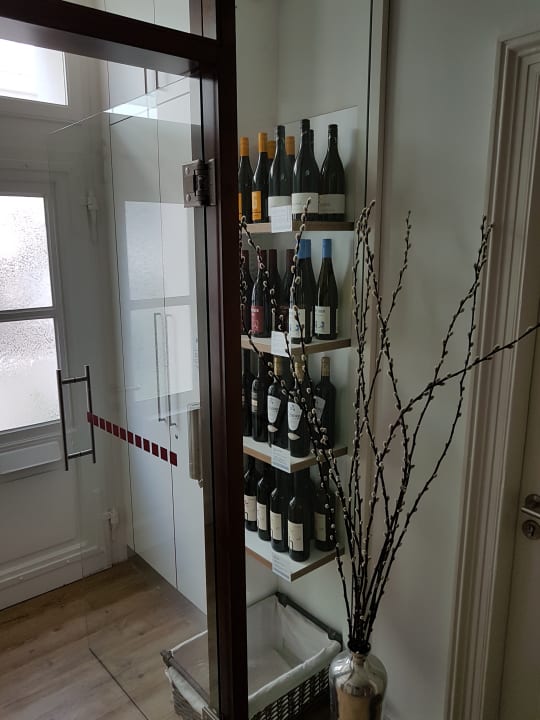 Weinregal im Eingangsbereich  Haus Christine