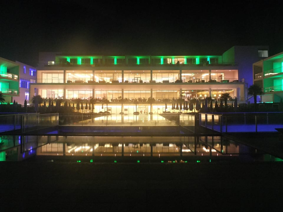 Das Hotel vom Hauptpool aus bei Nacht Iberostar Selection Lagos Algarve