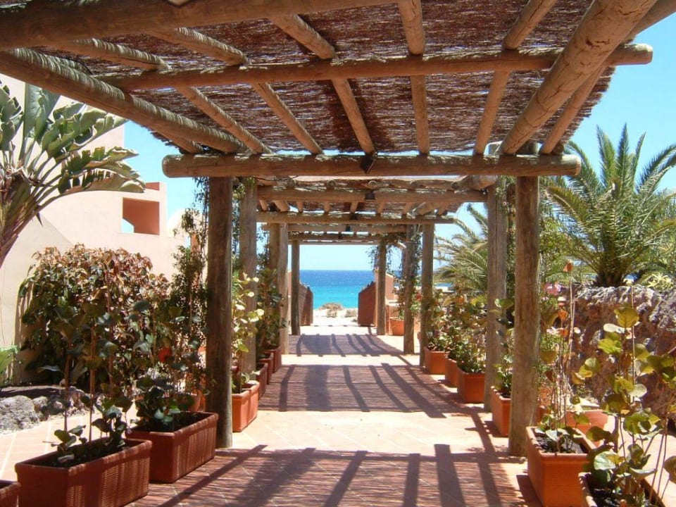 Weg aus dem Hotel zum Strand H10 Playa Esmeralda - Adults only