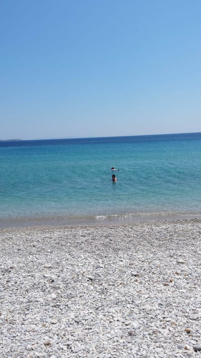 Menschenleerer Strand Hotel Saint Nicholas