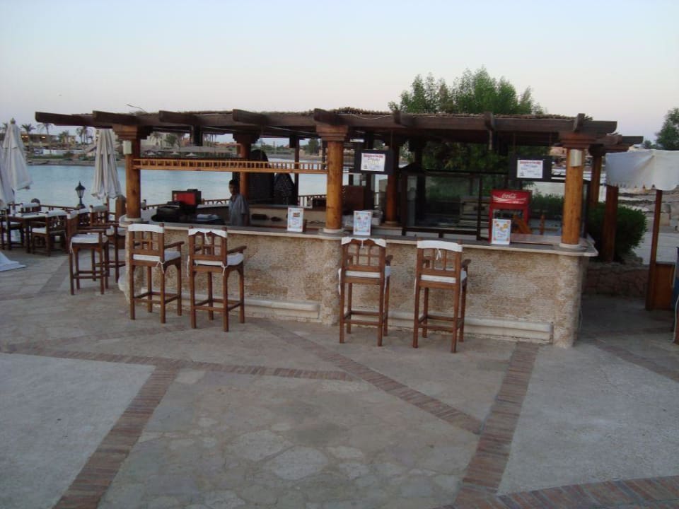 Poolbar bei Sonnenaufgang Sultan Bey Hotel, El Gouna