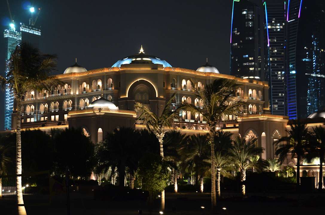 Hotel bei Nacht Emirates Palace Mandarin Oriental