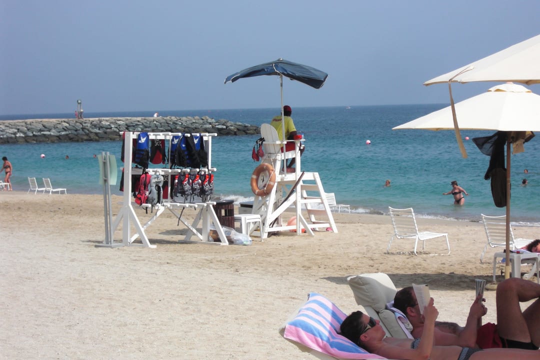 Am Strand, mit Life Guard Radisson Blu Resort Fujairah