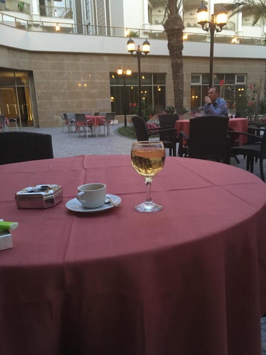 Außenplatz der Clark Gable bar Kirman Belazur Resort & Spa