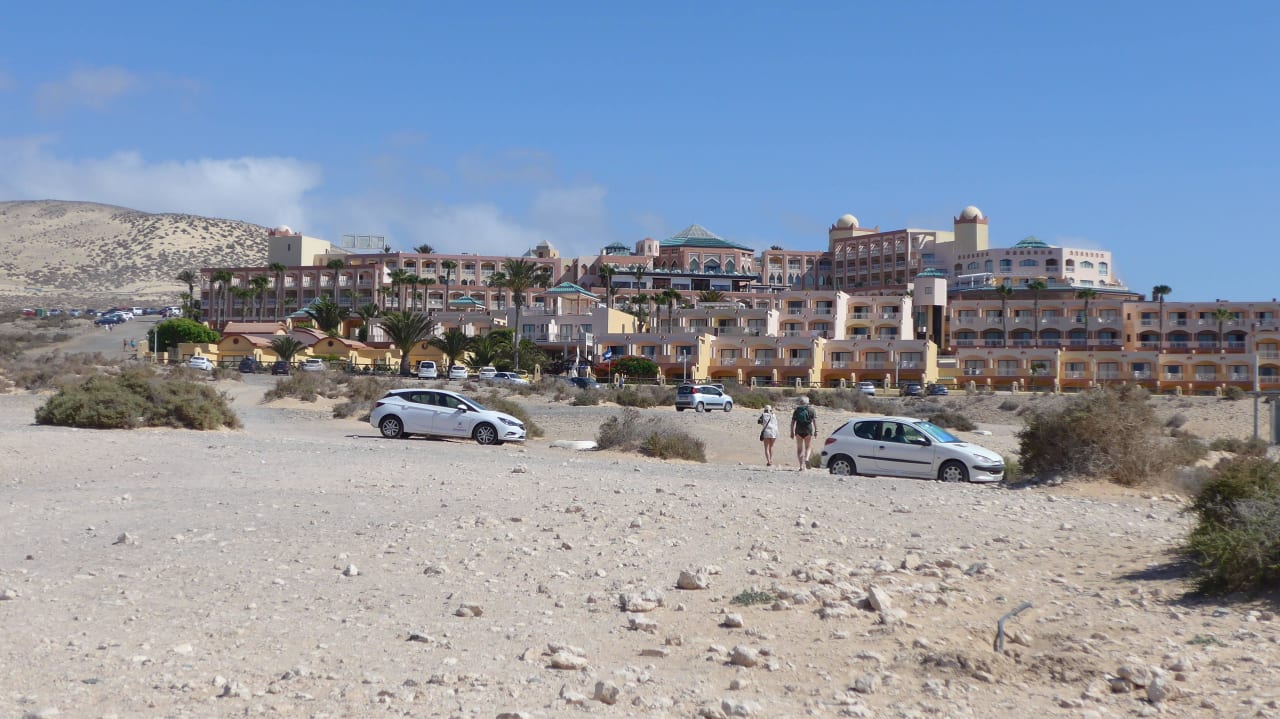 Blick vom Strand auf das Hotel H10 Playa Esmeralda - Adults only