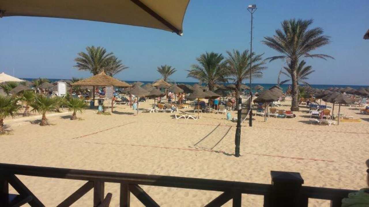 Von der Terrasse über den Strand ins Meer Hotel Paradis Palace